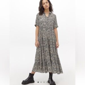 Short-sleeve dress with a floral pattern. Collar & partial button to the front.